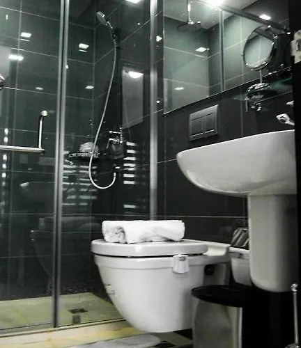 Modern Luxury Lower Penthouse Unit Apartment *