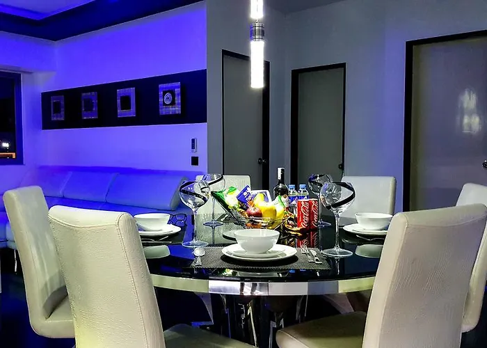 Modern Luxury Lower Penthouse Unit Apartment *