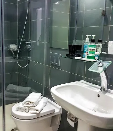 Modern Luxury Lower Penthouse Unit Apartment *