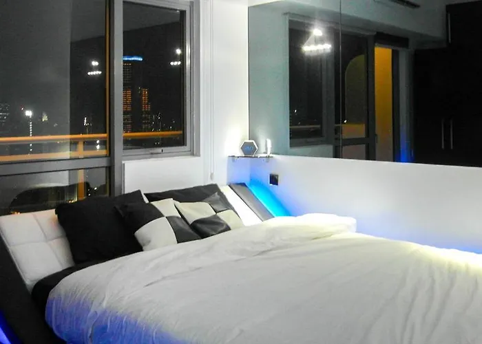 Modern Luxury Lower Penthouse Unit Apartment *